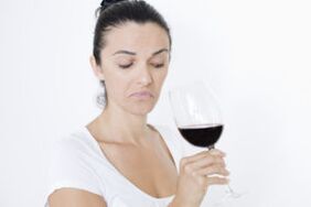 woman drinking wine how to quit smoking