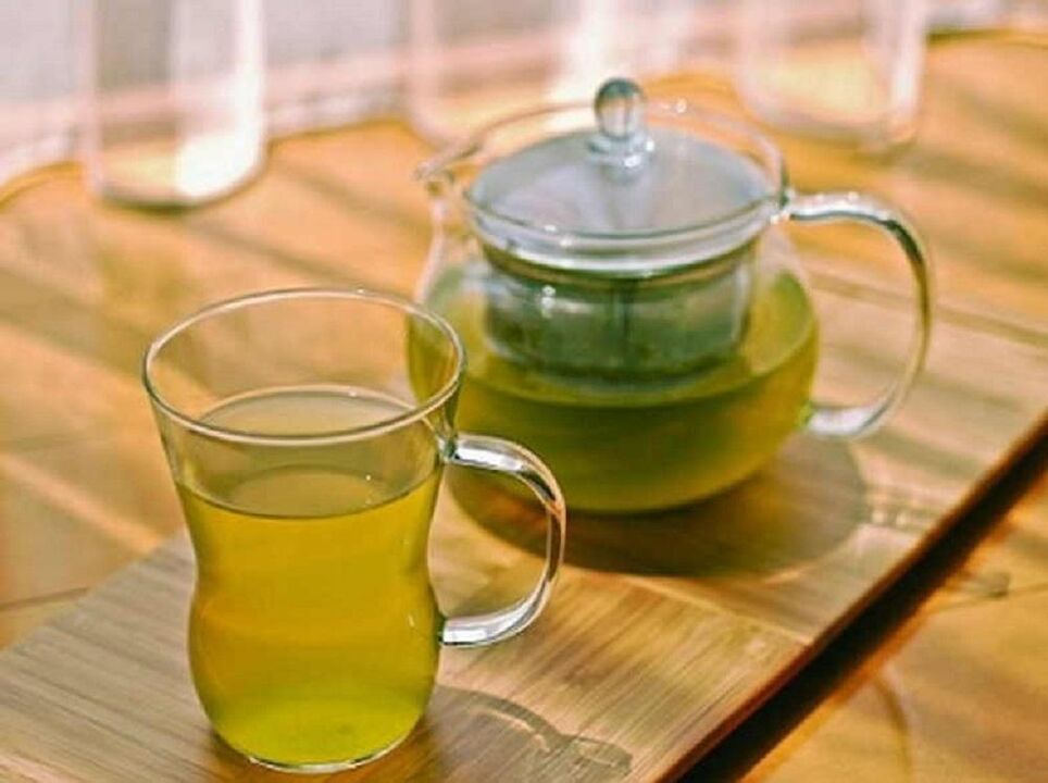 Decoction of wormwood for a woman to give up alcohol.
